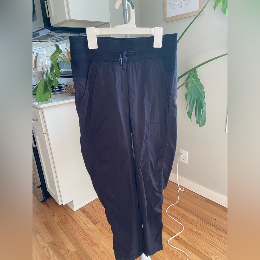 lululemon athletica Black Lightweight straight leg 7/8 Jogger Pants